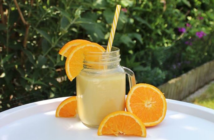 Gelber Cocktail mit Joghurt und Orangen